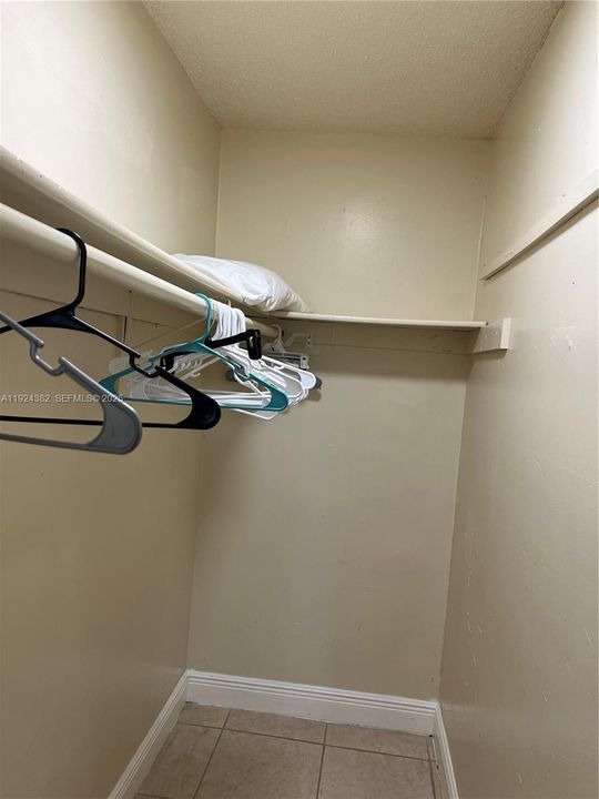 На продажу: $445,000 (4 спален, 2 ванн, 1330 Квадратных фут)