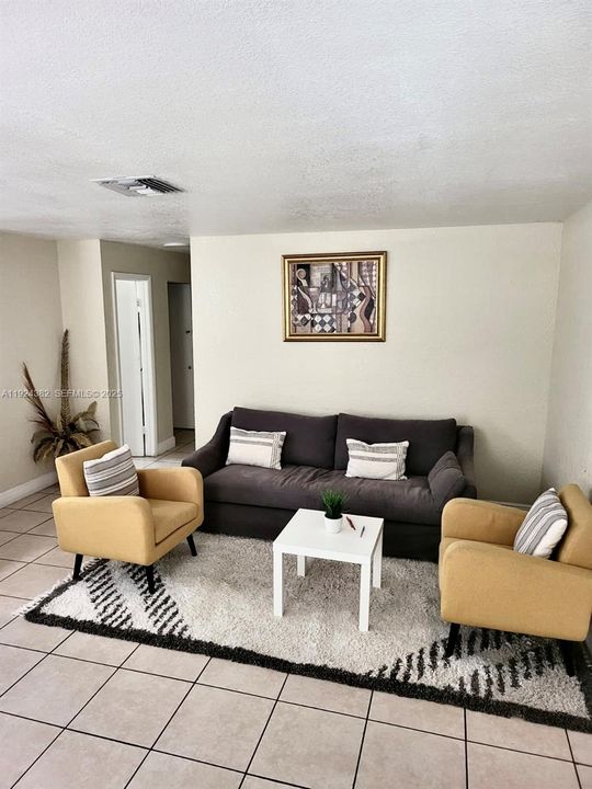 На продажу: $445,000 (4 спален, 2 ванн, 1330 Квадратных фут)