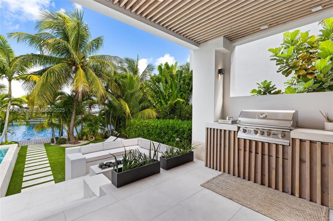 В аренду: $65,000 (5 спален, 4 ванн, 5336 Квадратных фут)