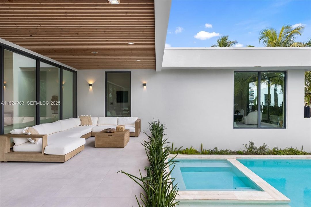 В аренду: $65,000 (5 спален, 4 ванн, 5336 Квадратных фут)