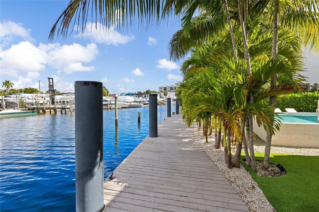 В аренду: $65,000 (5 спален, 4 ванн, 5336 Квадратных фут)