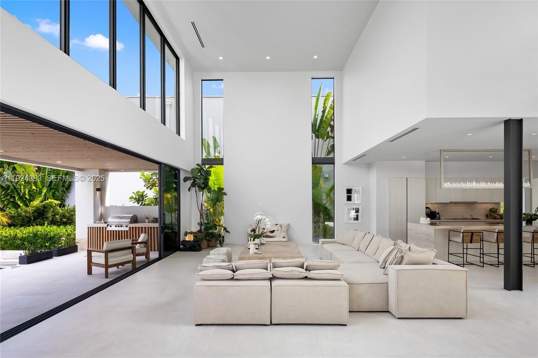 В аренду: $65,000 (5 спален, 4 ванн, 5336 Квадратных фут)