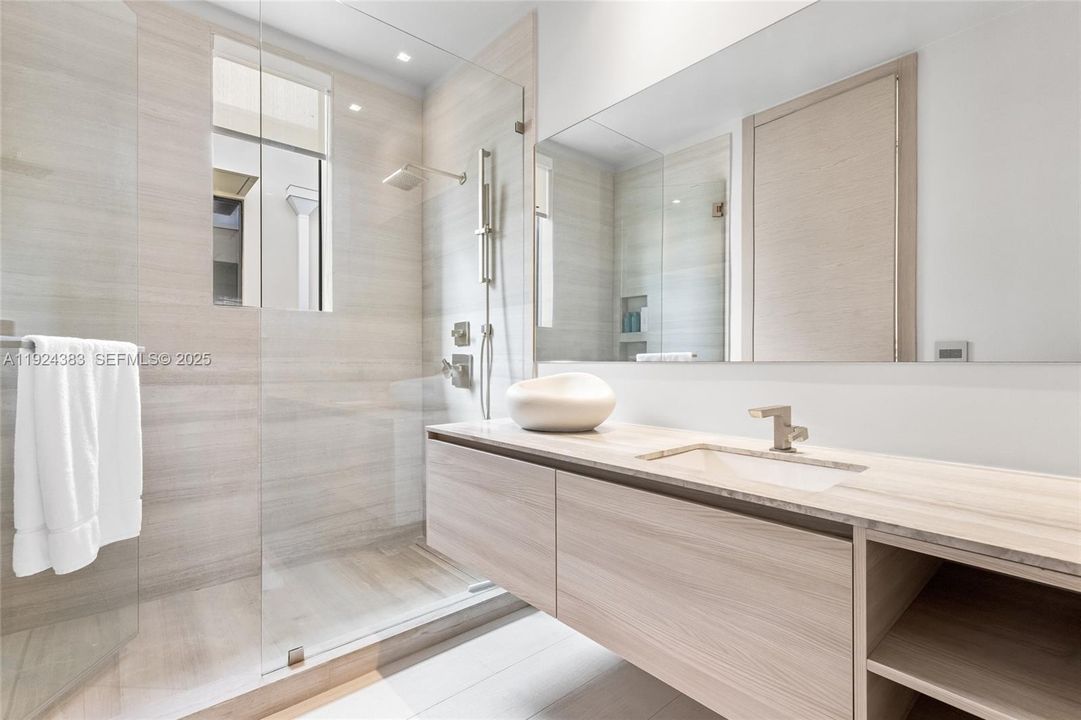 В аренду: $65,000 (5 спален, 4 ванн, 5336 Квадратных фут)