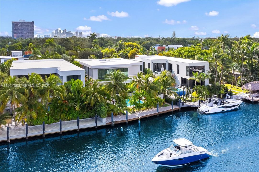 В аренду: $65,000 (5 спален, 4 ванн, 5336 Квадратных фут)