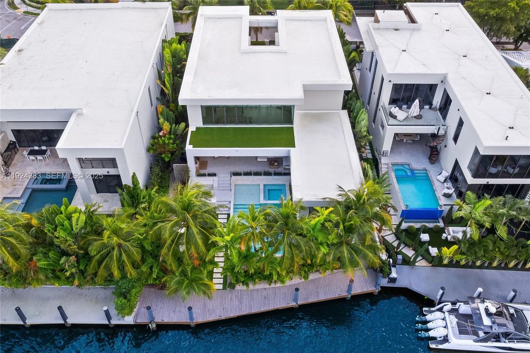 В аренду: $65,000 (5 спален, 4 ванн, 5336 Квадратных фут)