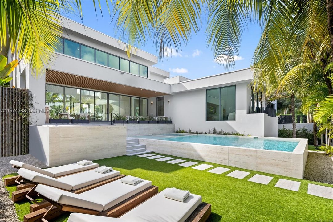 В аренду: $65,000 (5 спален, 4 ванн, 5336 Квадратных фут)