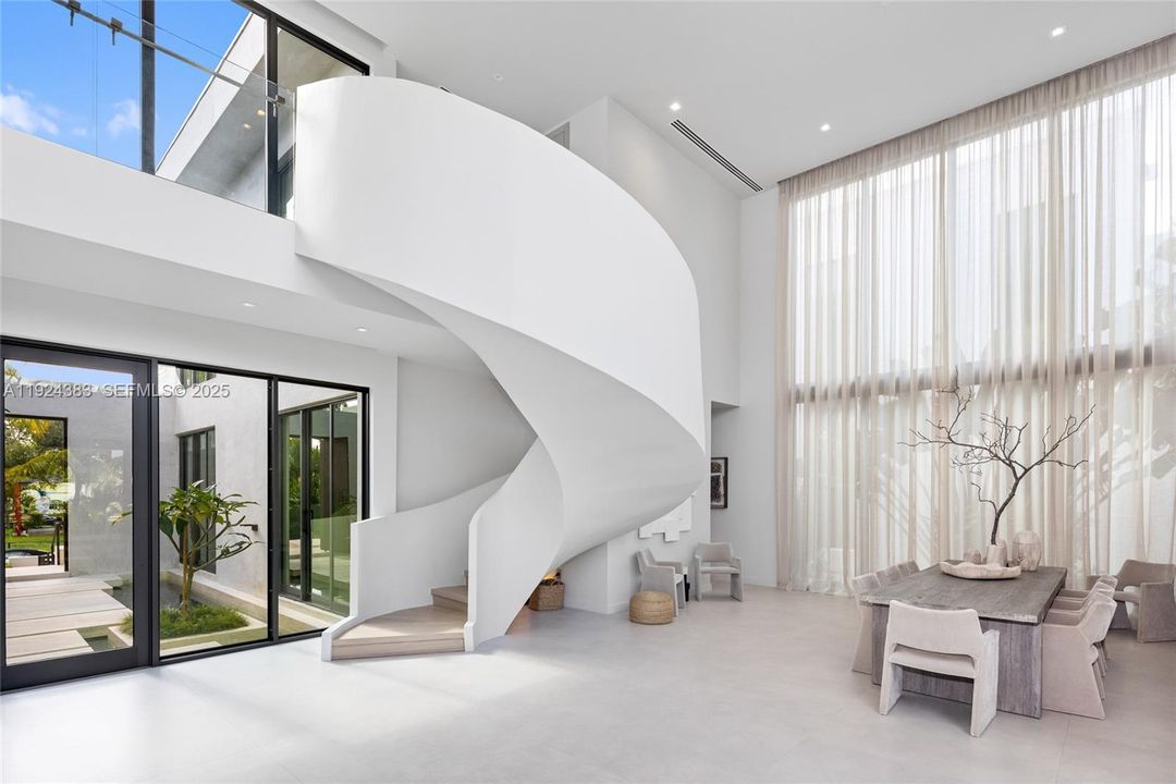 В аренду: $65,000 (5 спален, 4 ванн, 5336 Квадратных фут)