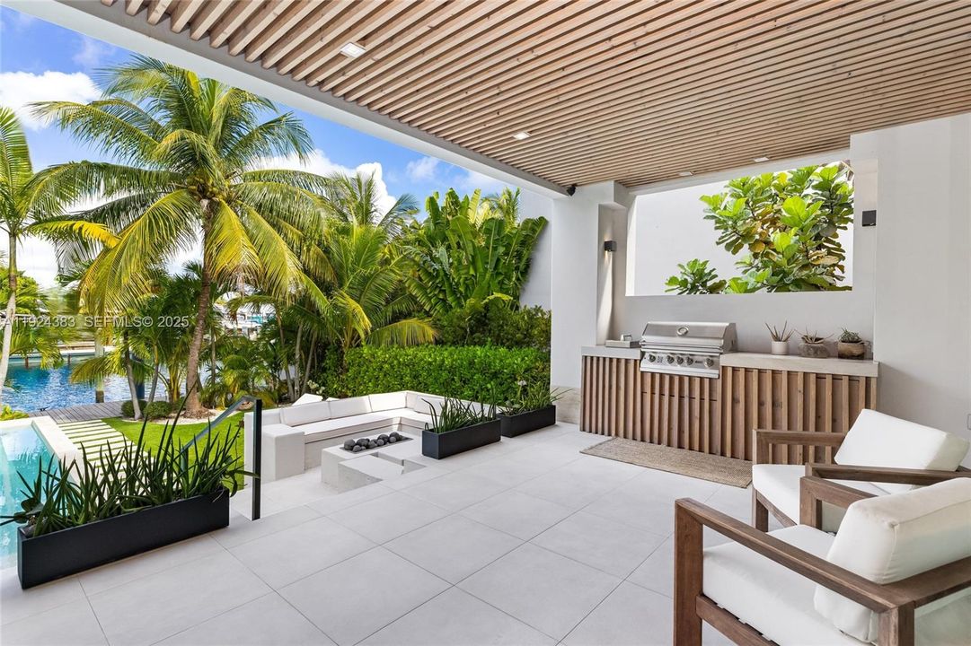 В аренду: $65,000 (5 спален, 4 ванн, 5336 Квадратных фут)