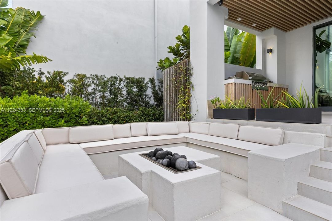 В аренду: $65,000 (5 спален, 4 ванн, 5336 Квадратных фут)