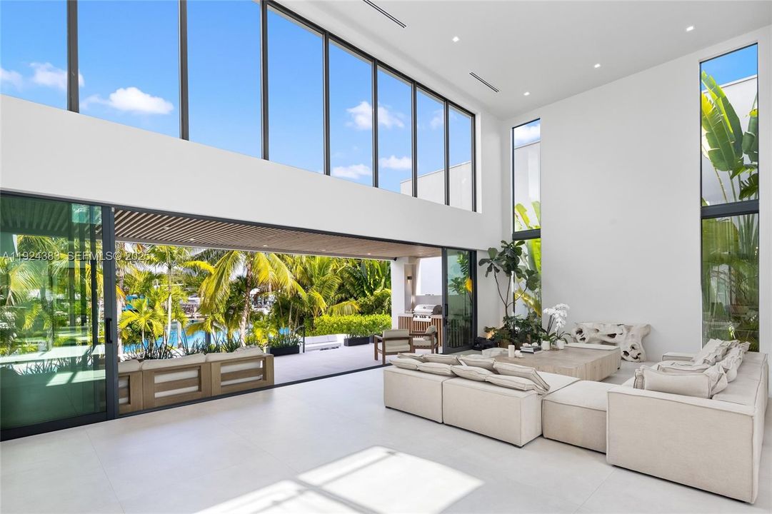 В аренду: $65,000 (5 спален, 4 ванн, 5336 Квадратных фут)