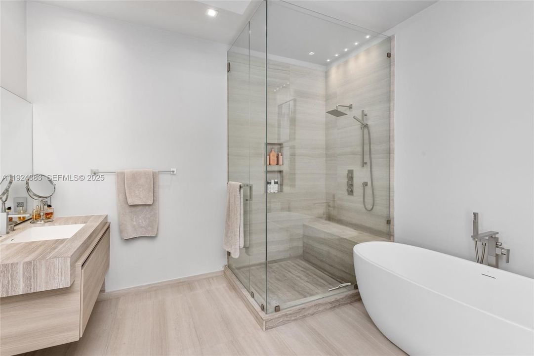 В аренду: $65,000 (5 спален, 4 ванн, 5336 Квадратных фут)