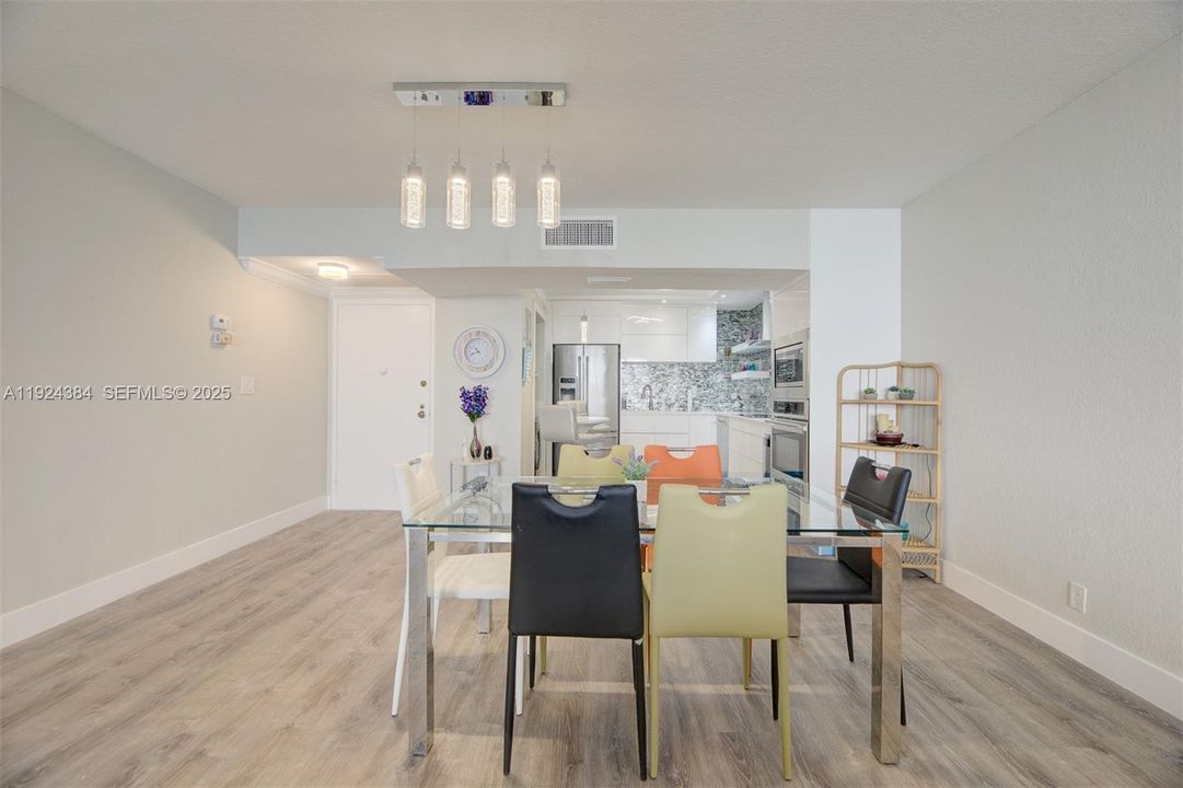 В аренду: $4,500 (2 спален, 2 ванн, 1331 Квадратных фут)