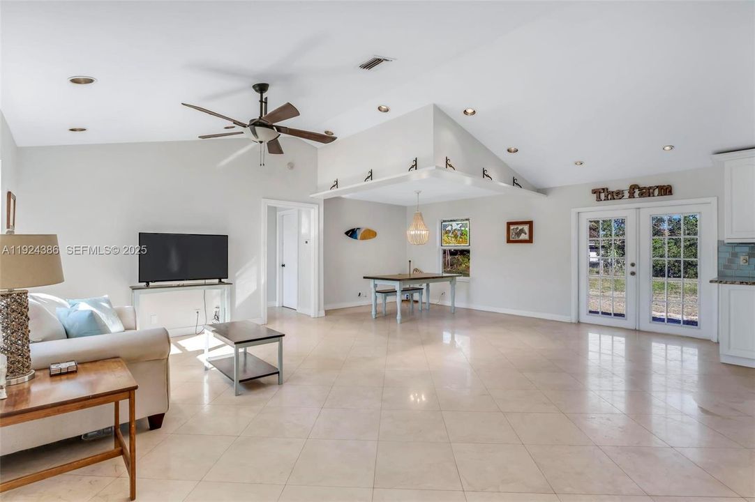 На продажу: $499,000 (3 спален, 2 ванн, 1320 Квадратных фут)