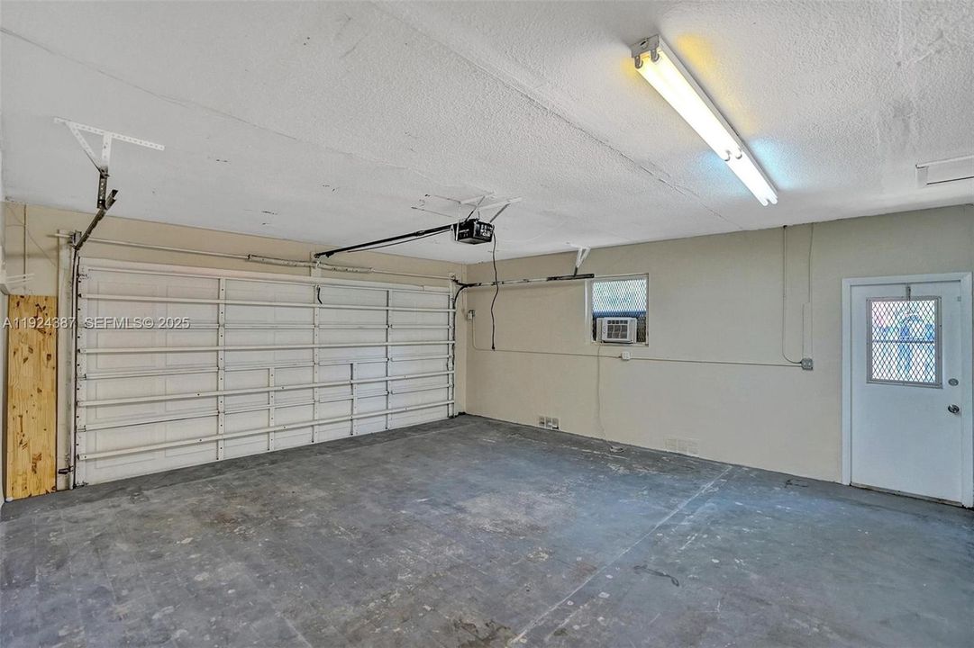 For Sale: $565,000 (4 beds, 2 baths, 1896 Square Feet)