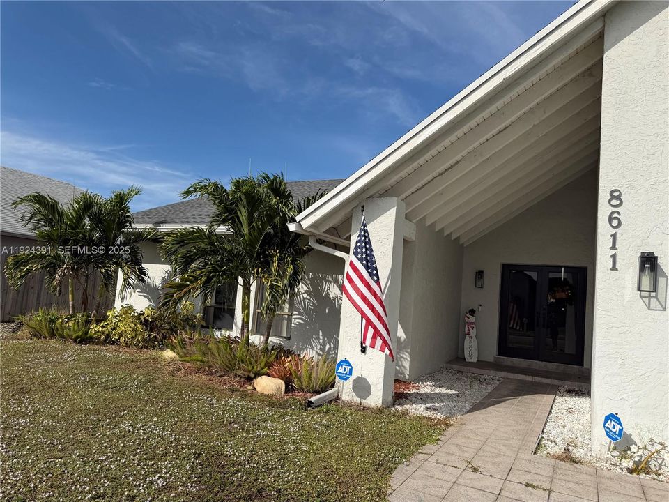 For Rent: $3,500 (3 beds, 2 baths, 1594 Square Feet)