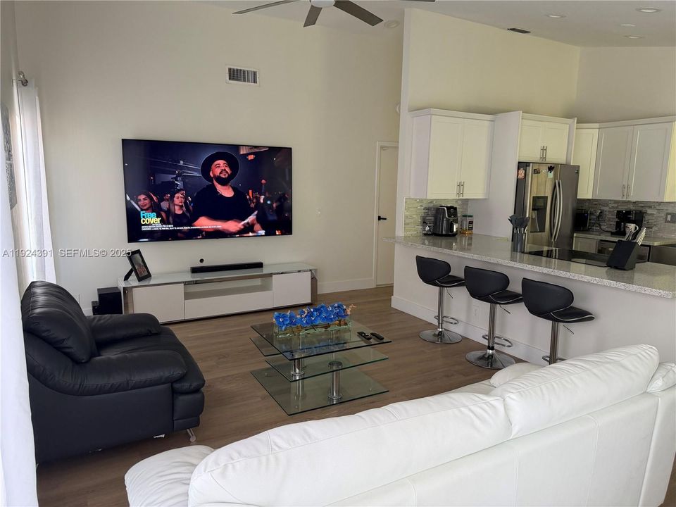 For Rent: $3,500 (3 beds, 2 baths, 1594 Square Feet)