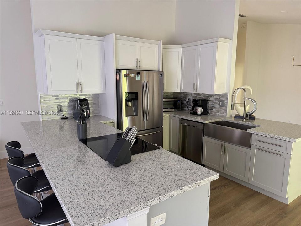 For Rent: $3,500 (3 beds, 2 baths, 1594 Square Feet)