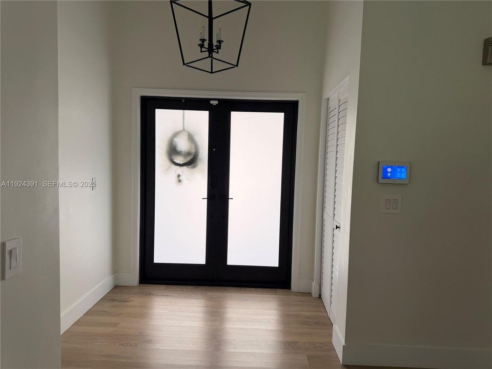 For Rent: $3,500 (3 beds, 2 baths, 1594 Square Feet)