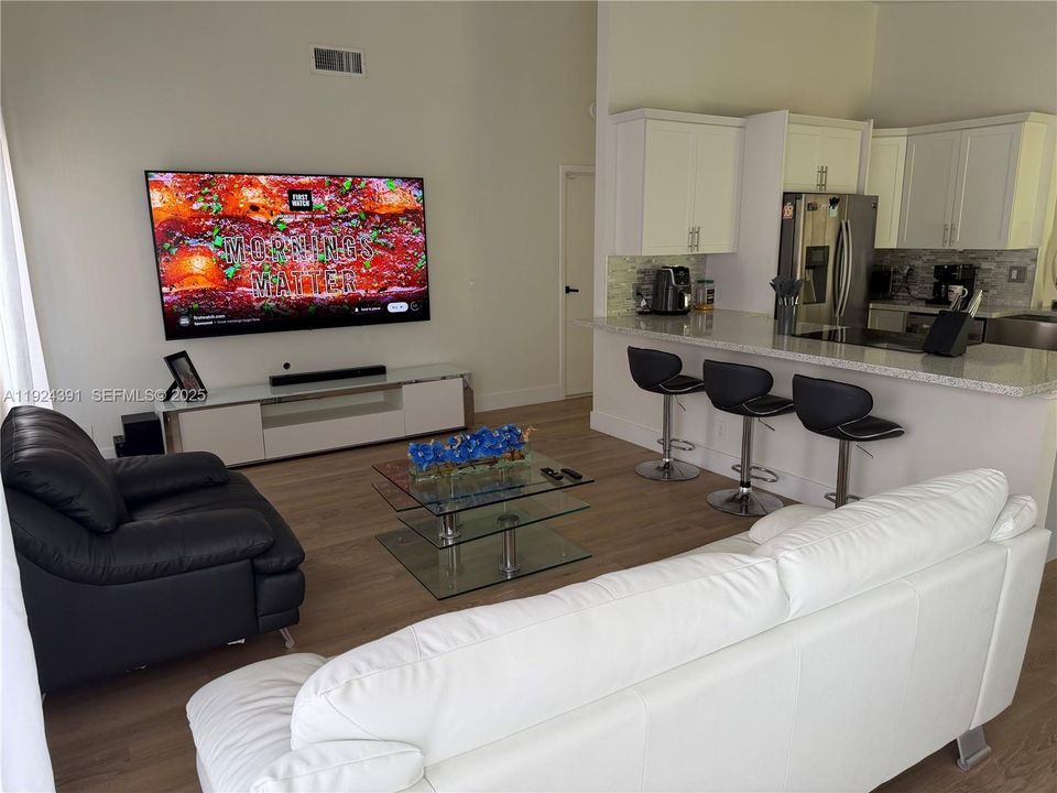 For Rent: $3,500 (3 beds, 2 baths, 1594 Square Feet)