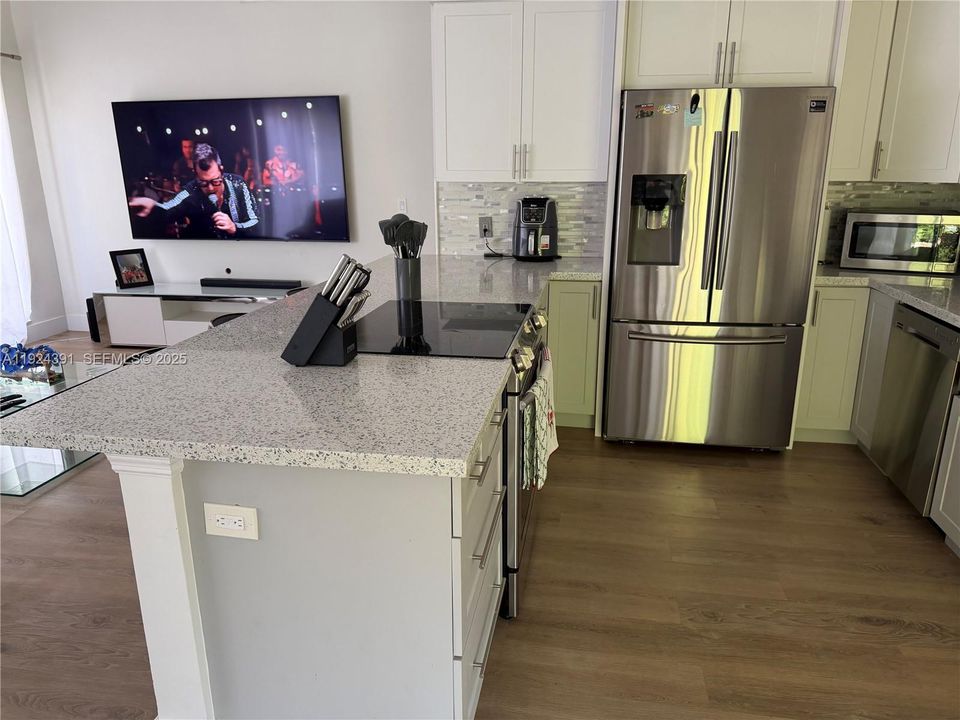 For Rent: $3,500 (3 beds, 2 baths, 1594 Square Feet)