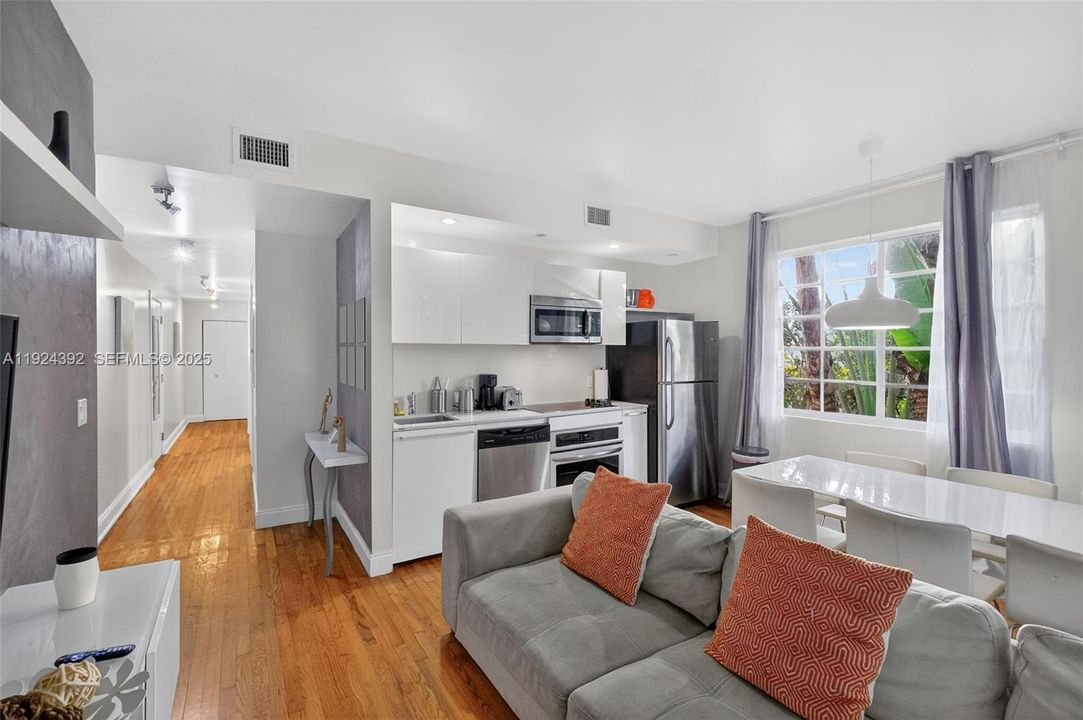 For Sale: $449,000 (2 beds, 2 baths, 820 Square Feet)