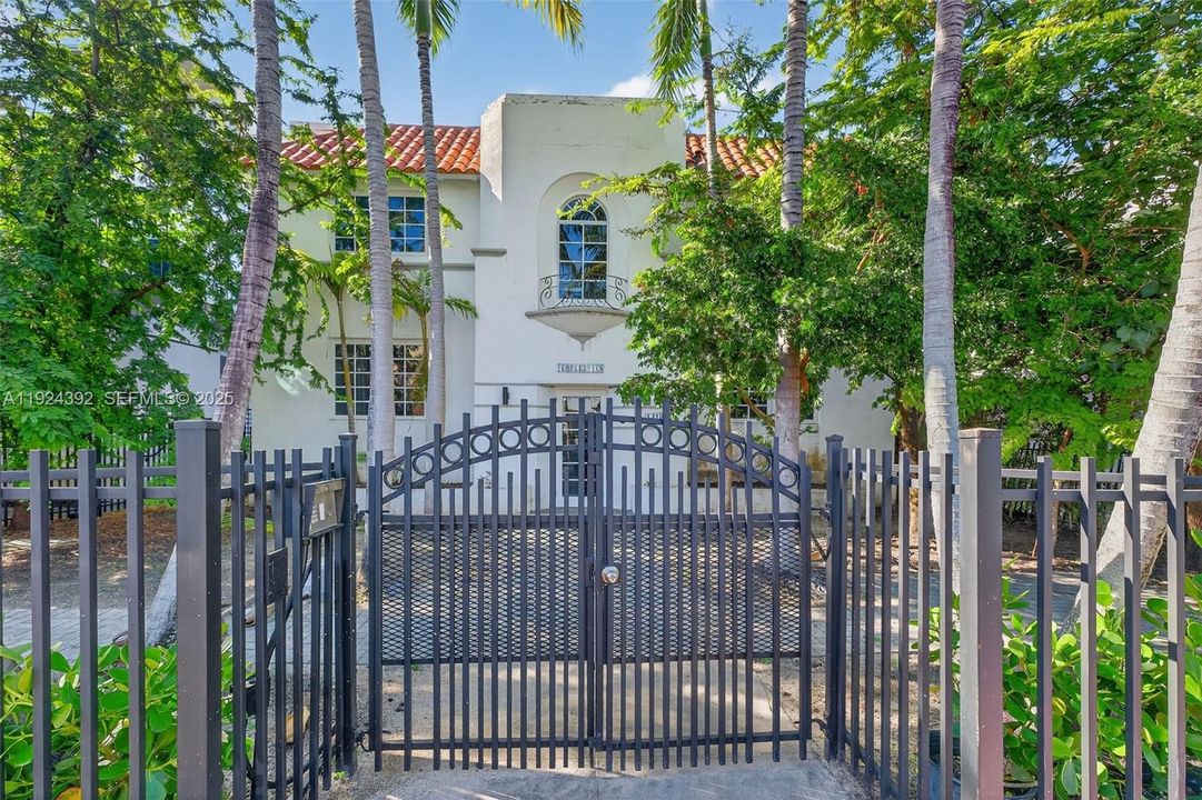 For Sale: $449,000 (2 beds, 2 baths, 820 Square Feet)