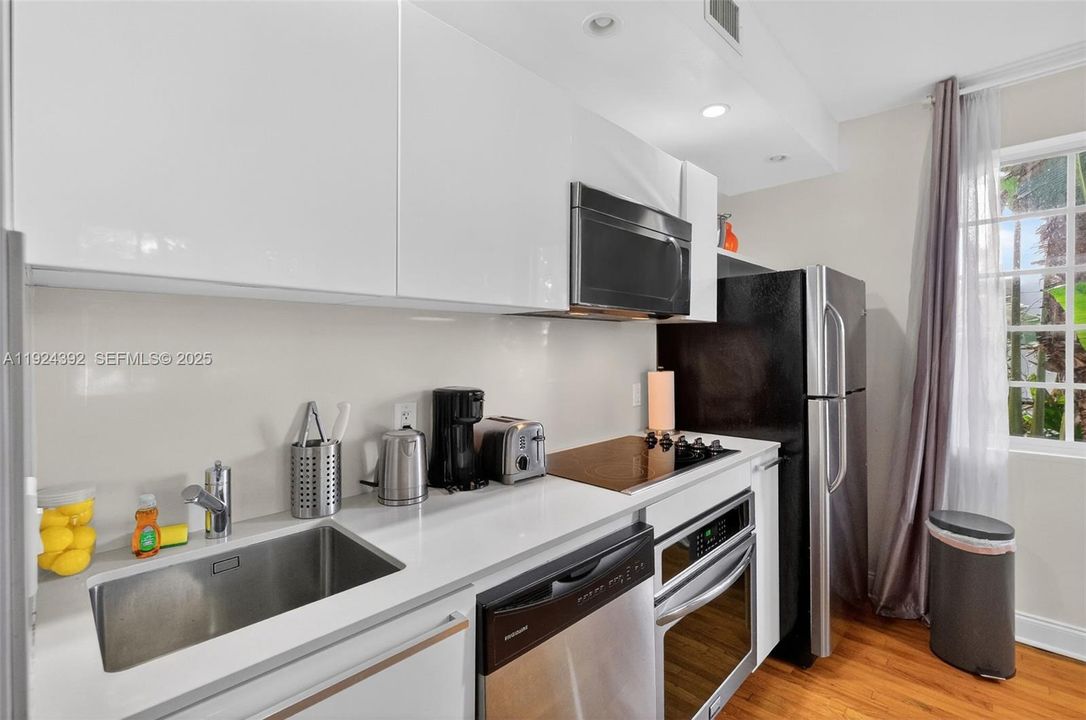 For Sale: $449,000 (2 beds, 2 baths, 820 Square Feet)