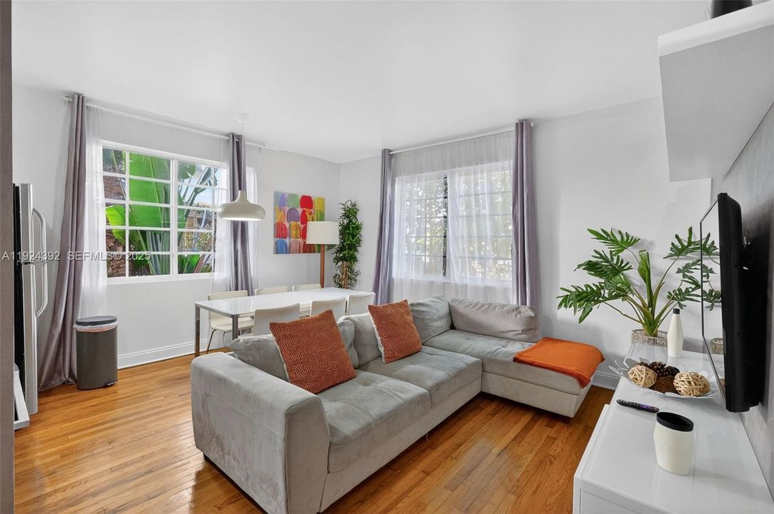 For Sale: $449,000 (2 beds, 2 baths, 820 Square Feet)