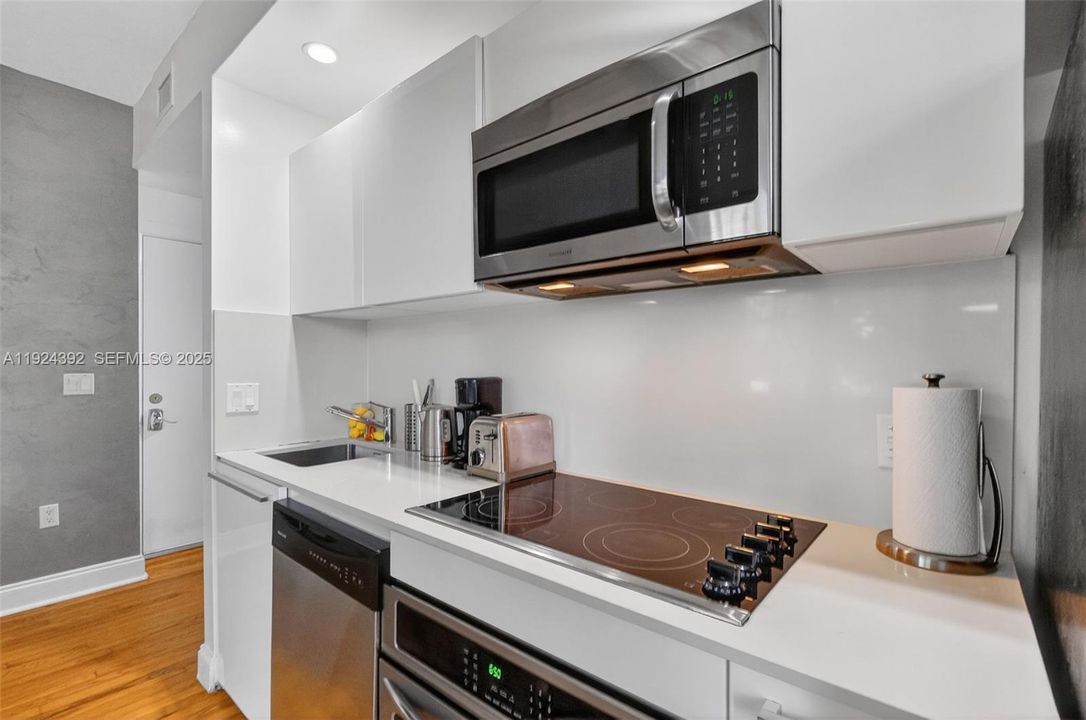 For Sale: $449,000 (2 beds, 2 baths, 820 Square Feet)