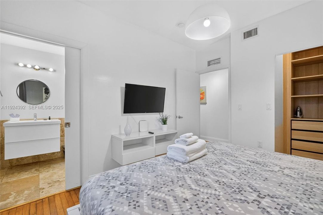 For Sale: $449,000 (2 beds, 2 baths, 820 Square Feet)