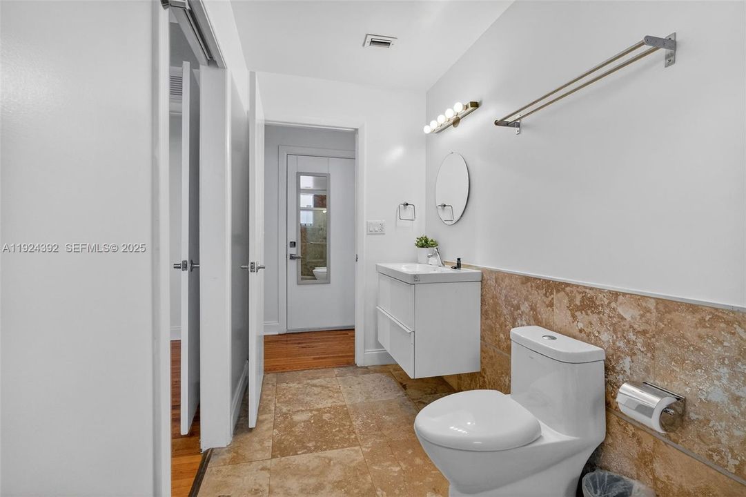 For Sale: $449,000 (2 beds, 2 baths, 820 Square Feet)