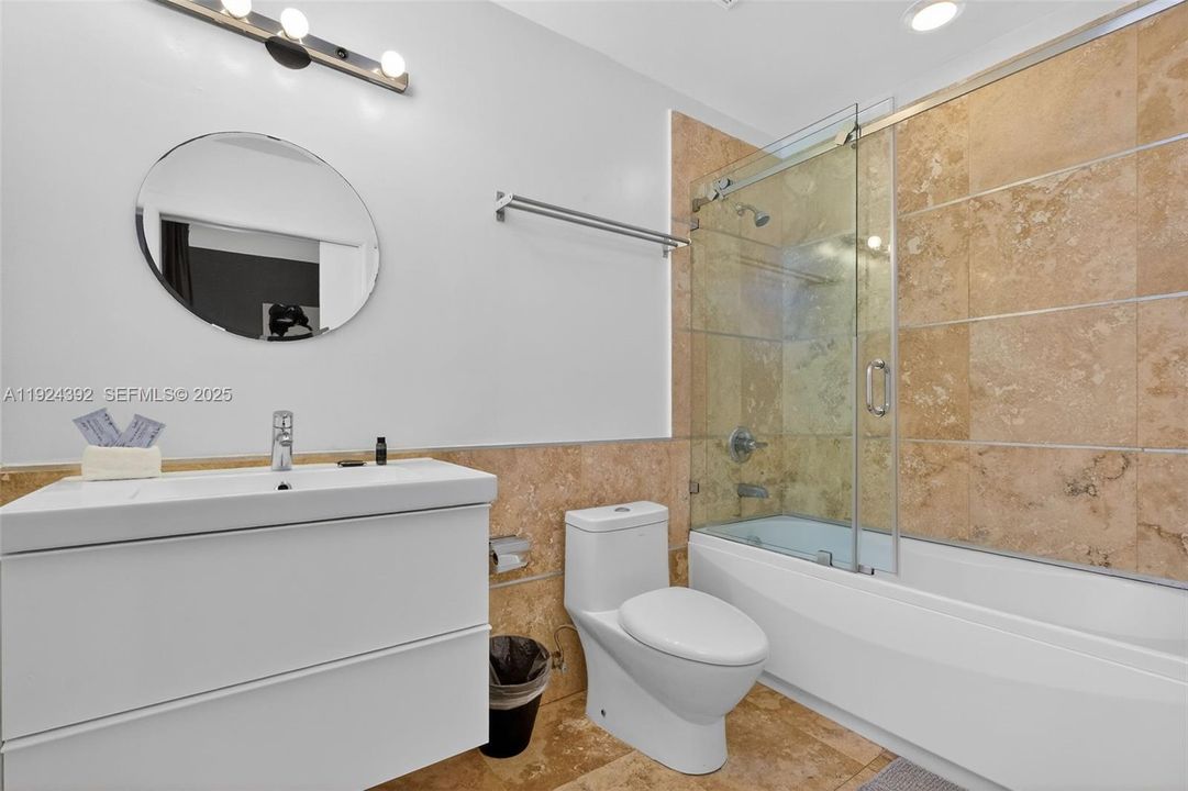 For Sale: $449,000 (2 beds, 2 baths, 820 Square Feet)