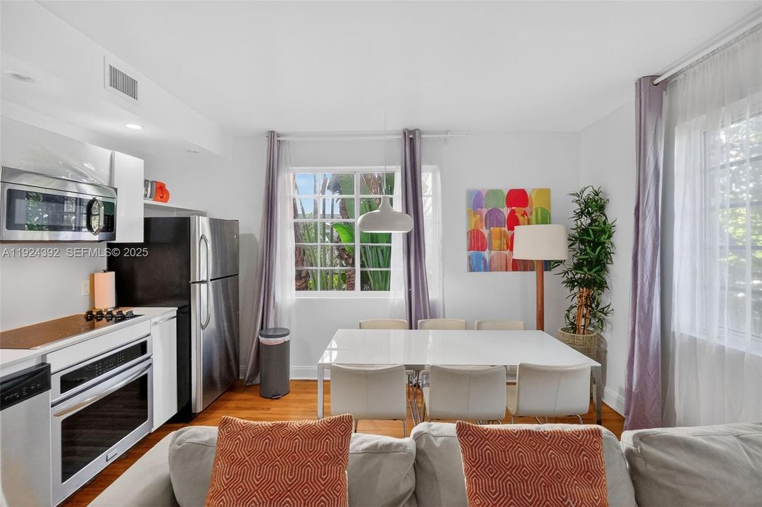 For Sale: $449,000 (2 beds, 2 baths, 820 Square Feet)