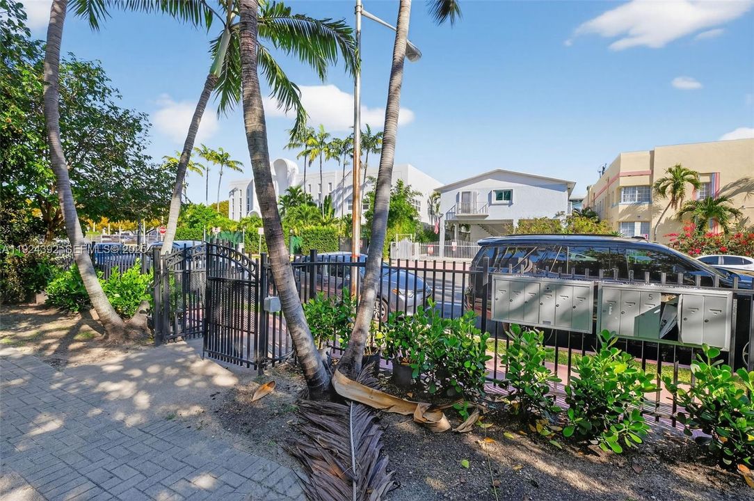 For Sale: $449,000 (2 beds, 2 baths, 820 Square Feet)