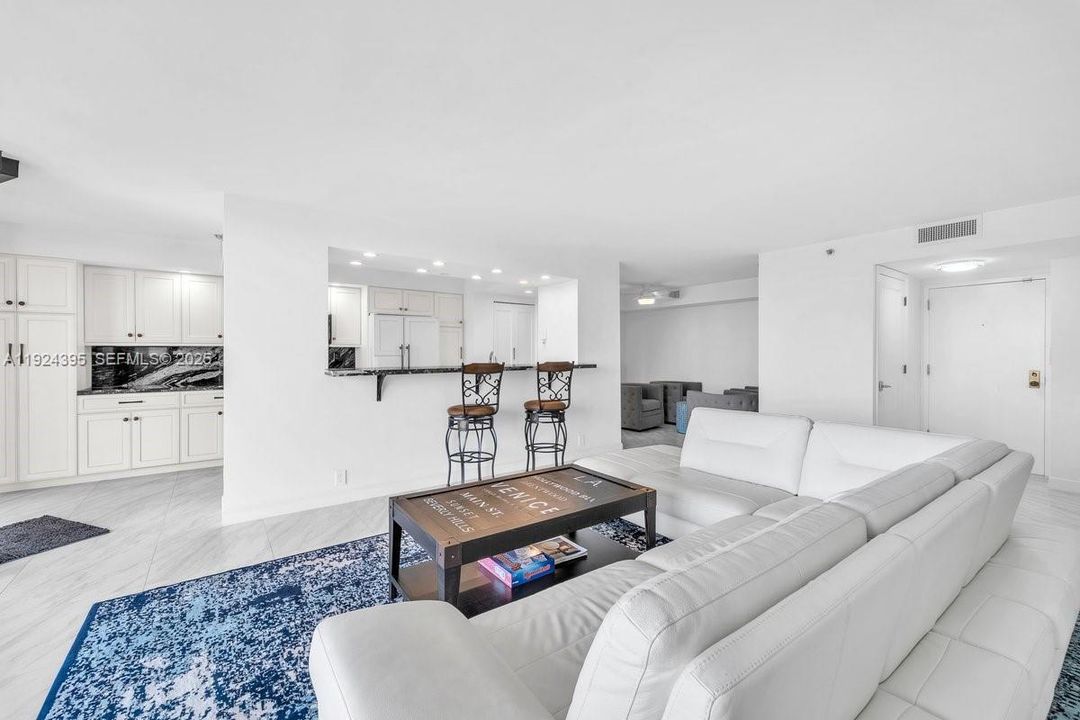 For Sale: $475,000 (2 beds, 2 baths, 1164 Square Feet)