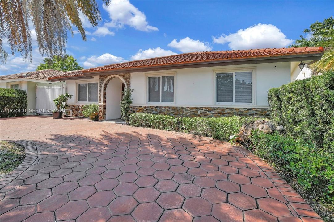 For Rent: $3,700 (4 beds, 2 baths, 1755 Square Feet)