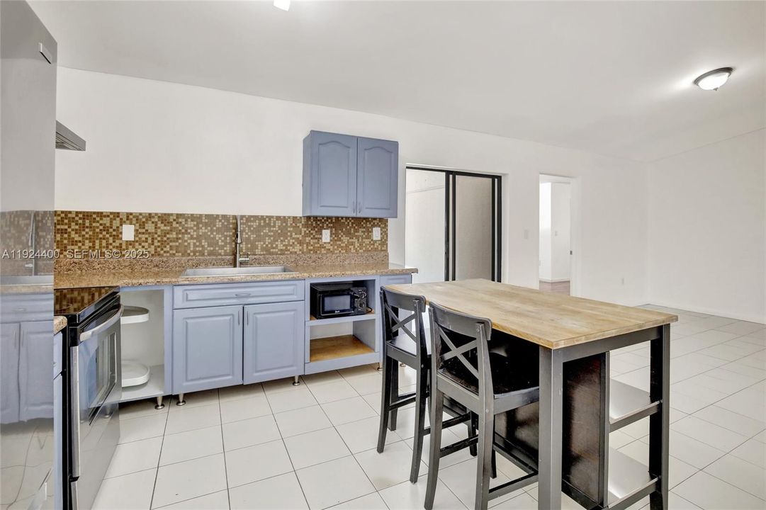 For Rent: $3,700 (4 beds, 2 baths, 1755 Square Feet)