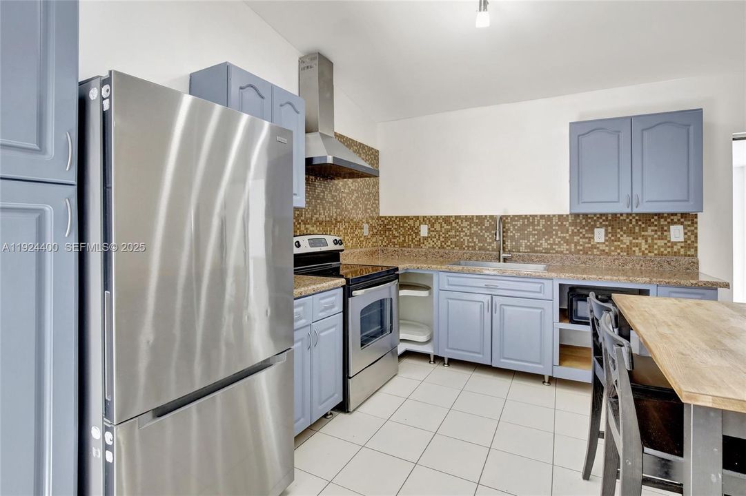 For Rent: $3,700 (4 beds, 2 baths, 1755 Square Feet)