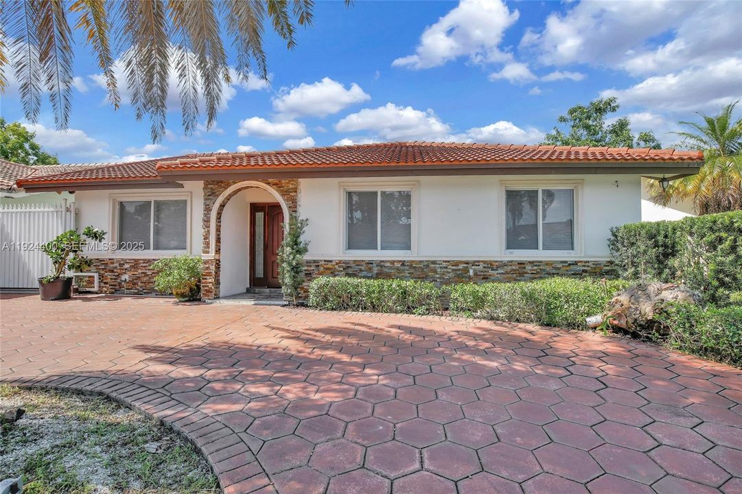 For Rent: $3,700 (4 beds, 2 baths, 1755 Square Feet)