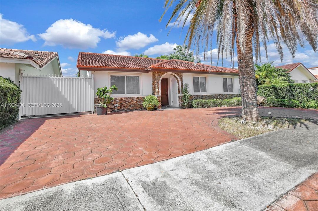 For Rent: $3,700 (4 beds, 2 baths, 1755 Square Feet)