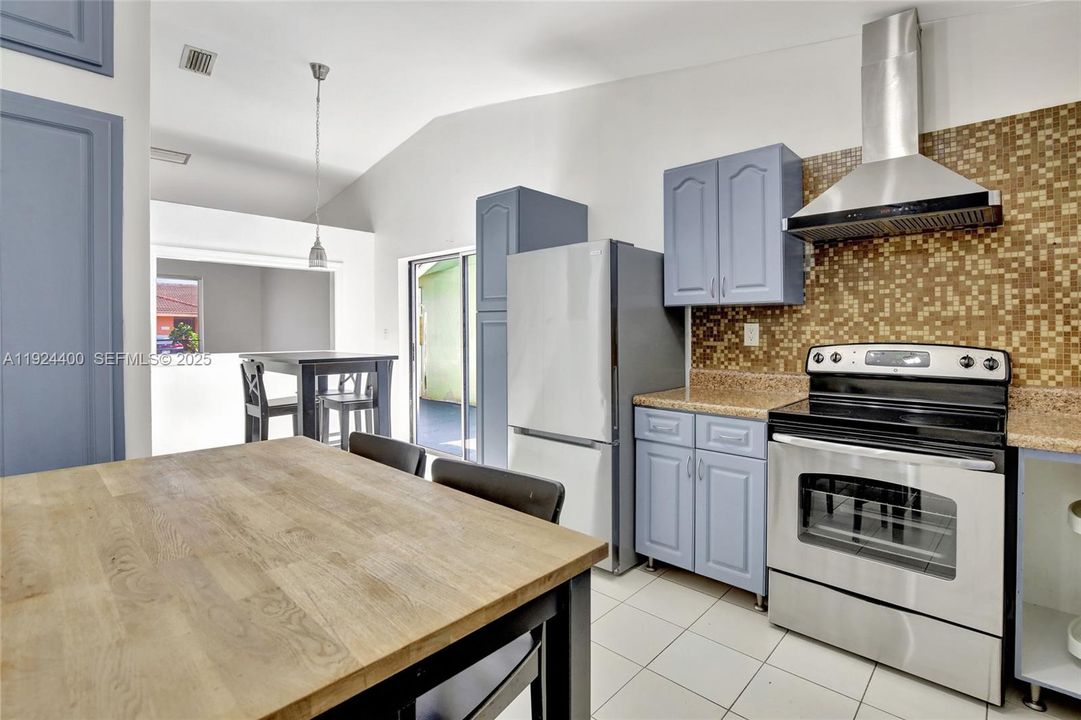 For Rent: $3,700 (4 beds, 2 baths, 1755 Square Feet)