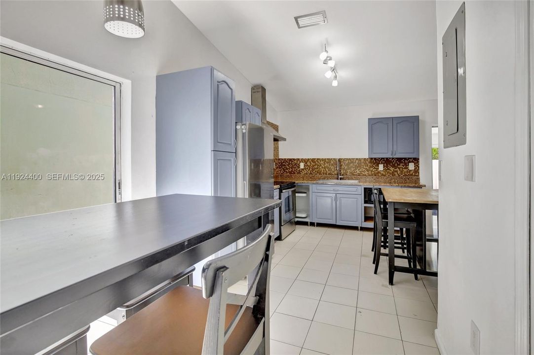 For Rent: $3,700 (4 beds, 2 baths, 1755 Square Feet)