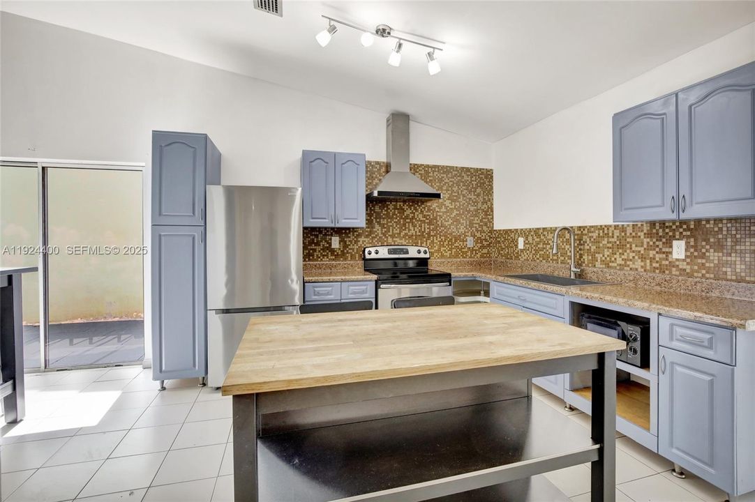 For Rent: $3,700 (4 beds, 2 baths, 1755 Square Feet)