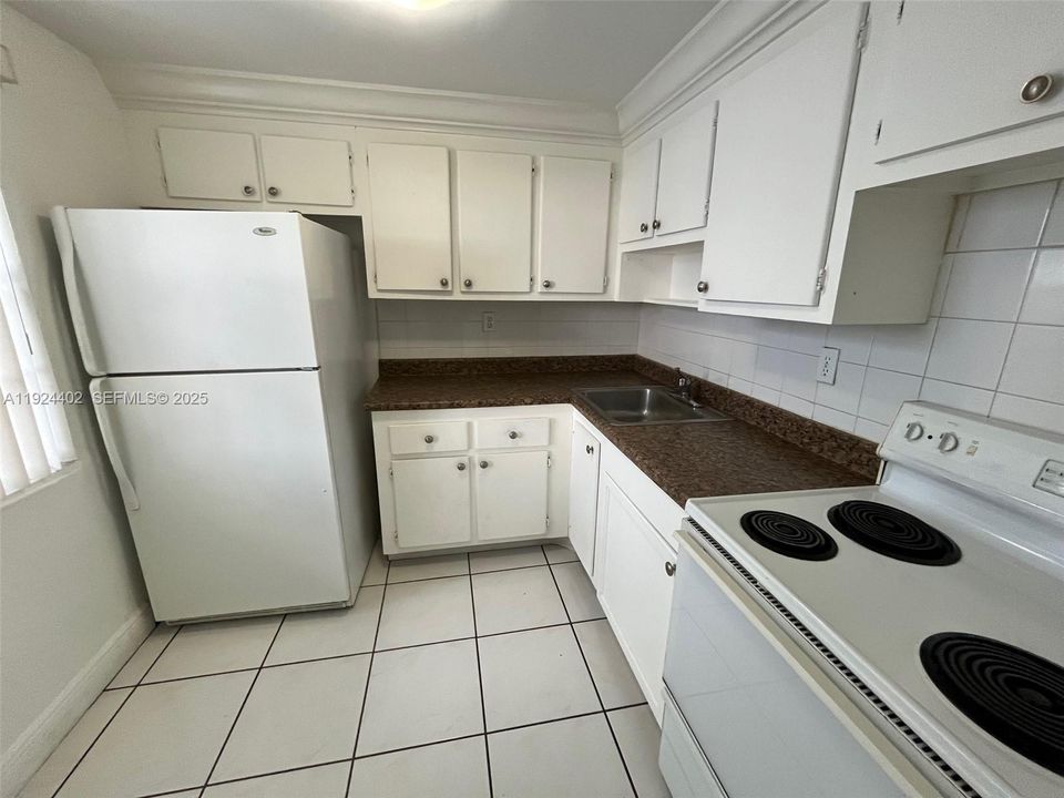 For Rent: $1,800 (1 beds, 1 baths, 676 Square Feet)