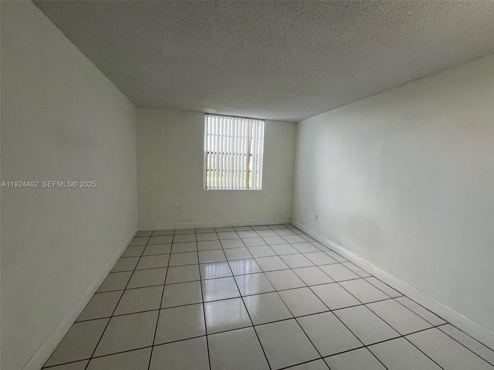 For Rent: $1,800 (1 beds, 1 baths, 676 Square Feet)