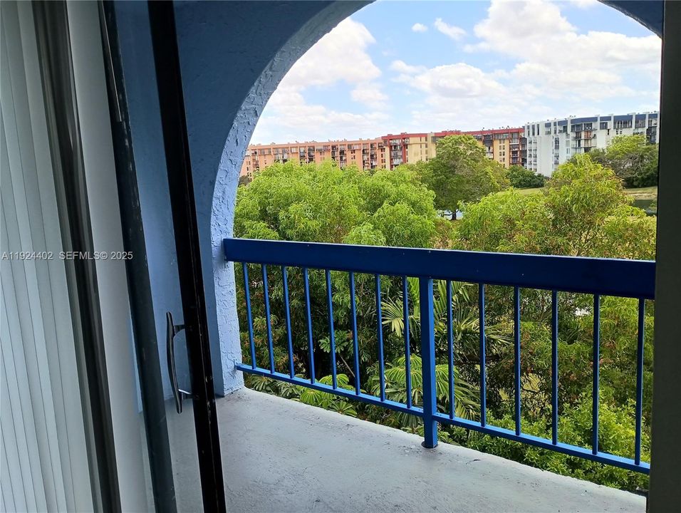 For Rent: $1,800 (1 beds, 1 baths, 676 Square Feet)