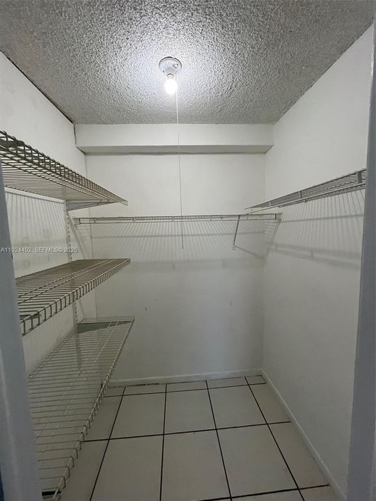 For Rent: $1,800 (1 beds, 1 baths, 676 Square Feet)