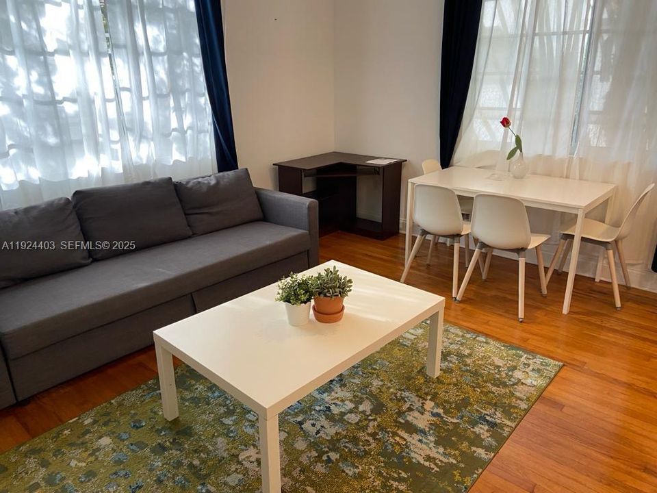 For Rent: $3,000 (2 beds, 2 baths, 820 Square Feet)