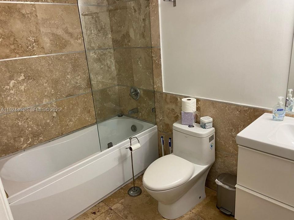 For Rent: $3,000 (2 beds, 2 baths, 820 Square Feet)