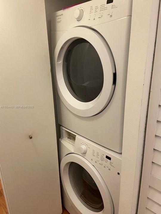 For Rent: $3,000 (2 beds, 2 baths, 820 Square Feet)